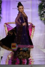 Model walks the ramp for Manish Malhotra at Aamby Valley India Bridal Week day 5 on 2nd Nov 2010 (122).JPG